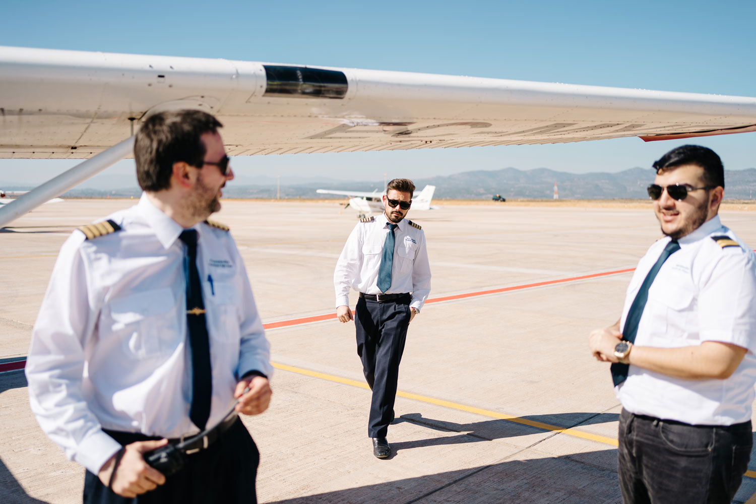 Alumno e instructores de Panamedia junto a la Cesna 172